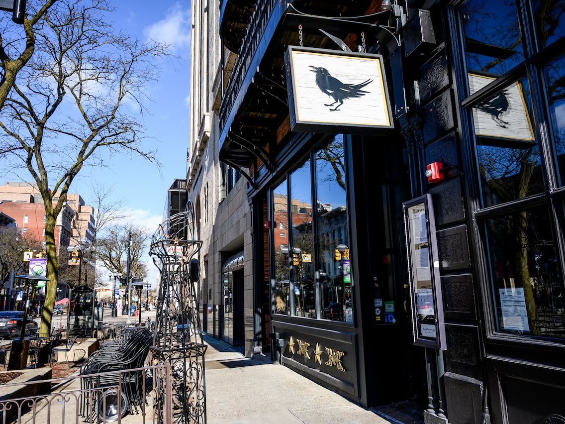 Raven's Club — Bar